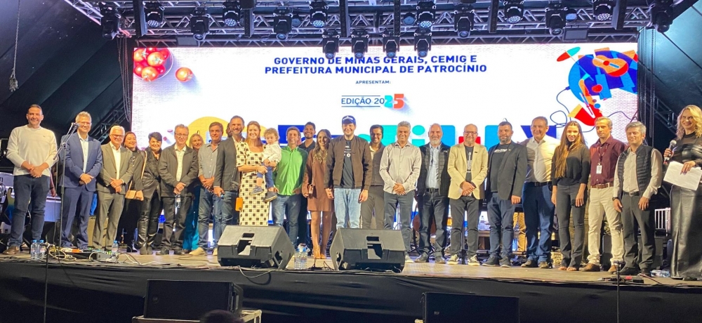 Autoridades durante a abertura do evento